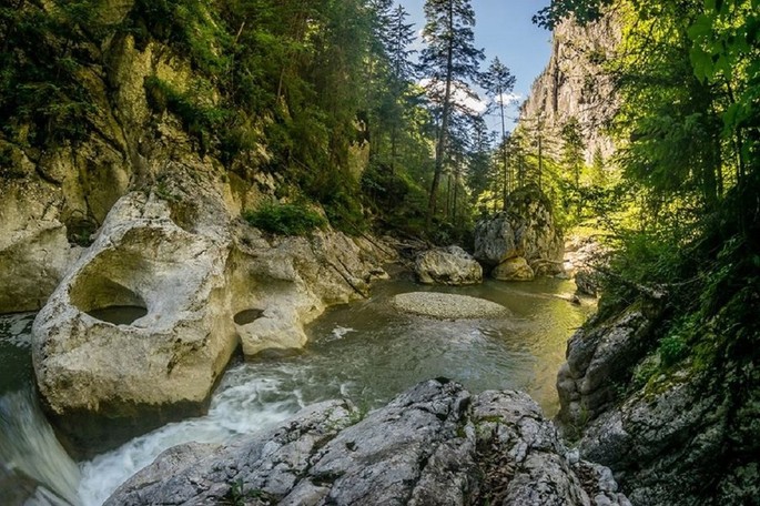 Le Gole di Bicaz - uno spettacolare ponte di collegamento tra la Transilvania e la Moldavia, nella parte centrale delle montagne di Hășmaș dei Carpazi orientali